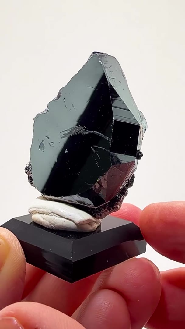 MIRROR HEMATITE — NATURAL REFLECTION