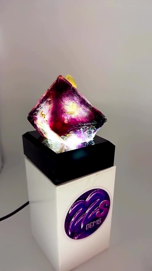 LIGHT IT UP — HUANGGANGLIANG MAGIC