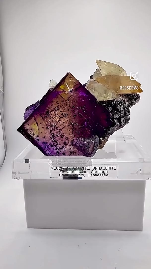 ELMWOOD MAGIC… FLUORITE WITH GEM CALCITES!