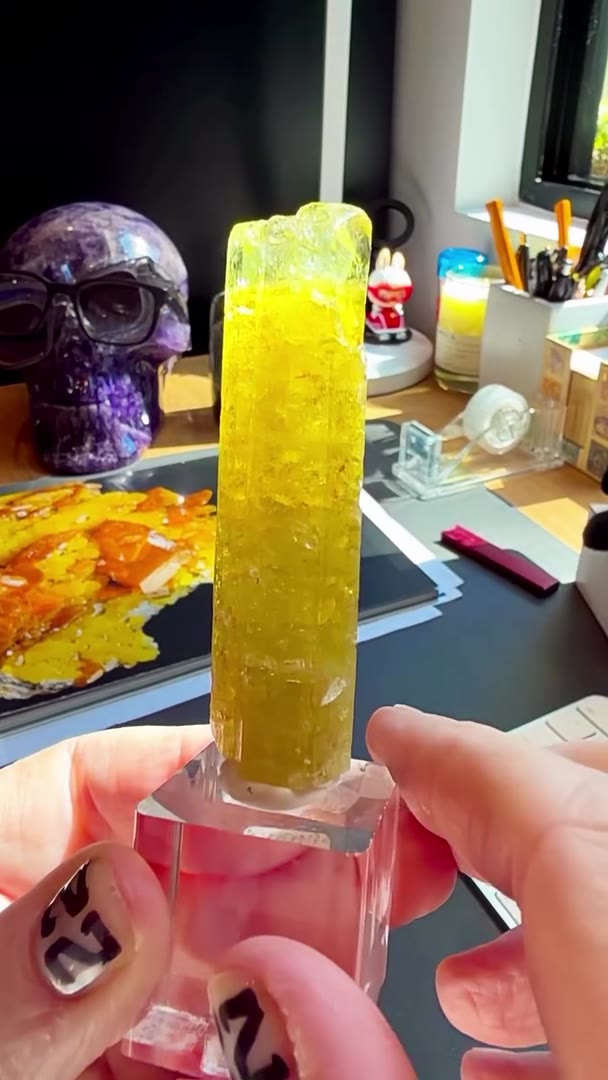 32.50 GRAMS OF PURE BRAZILIAN HELIODOR MAGIC… WITH A GEM TOP TERMINATION!