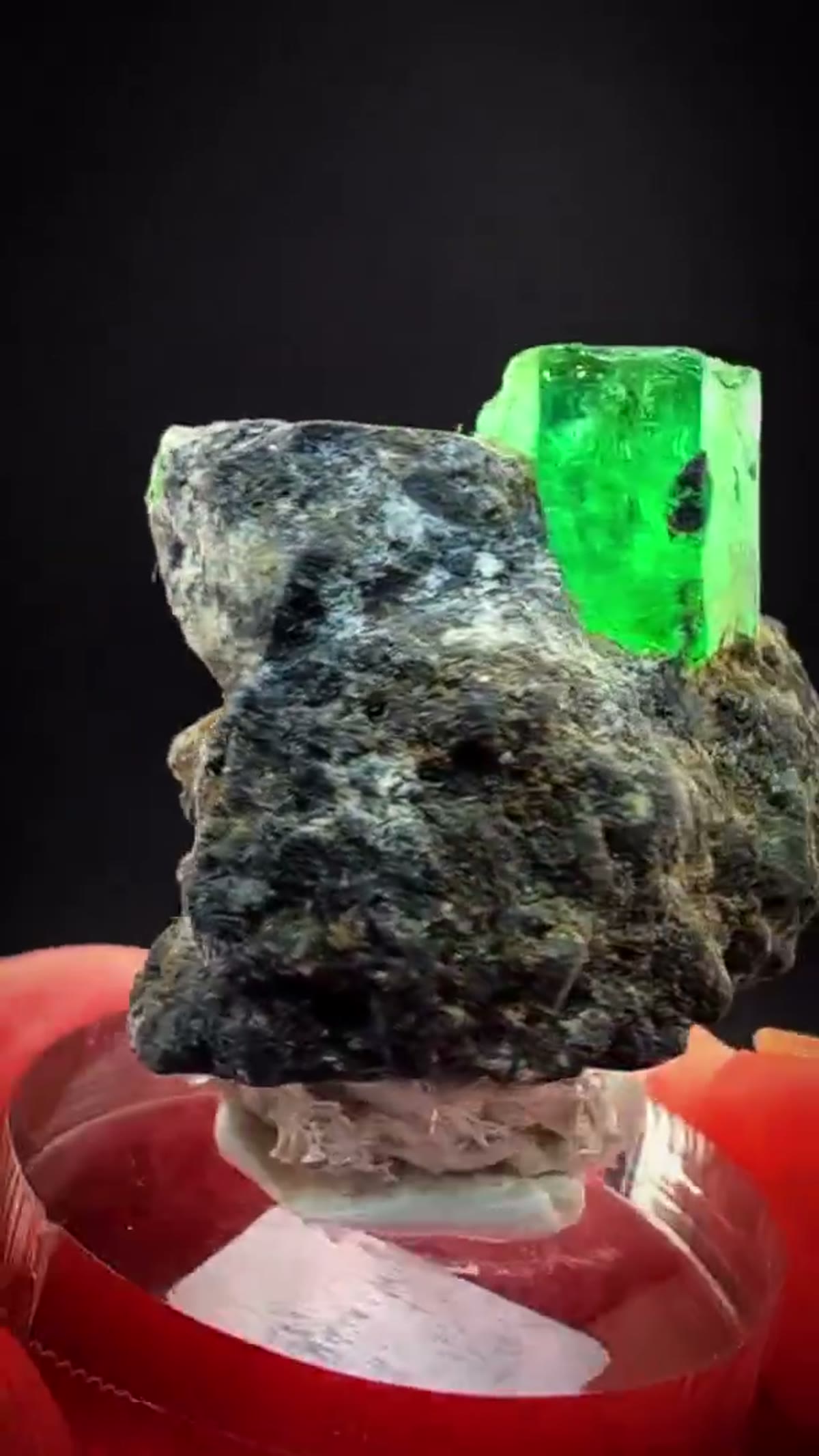 Emerald Specimen: Colombian emerald perfection - view 4