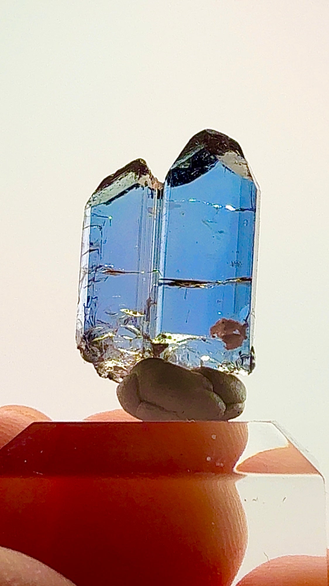 2.17 GRAMS OF NATURAL TANZANITE MAGIC