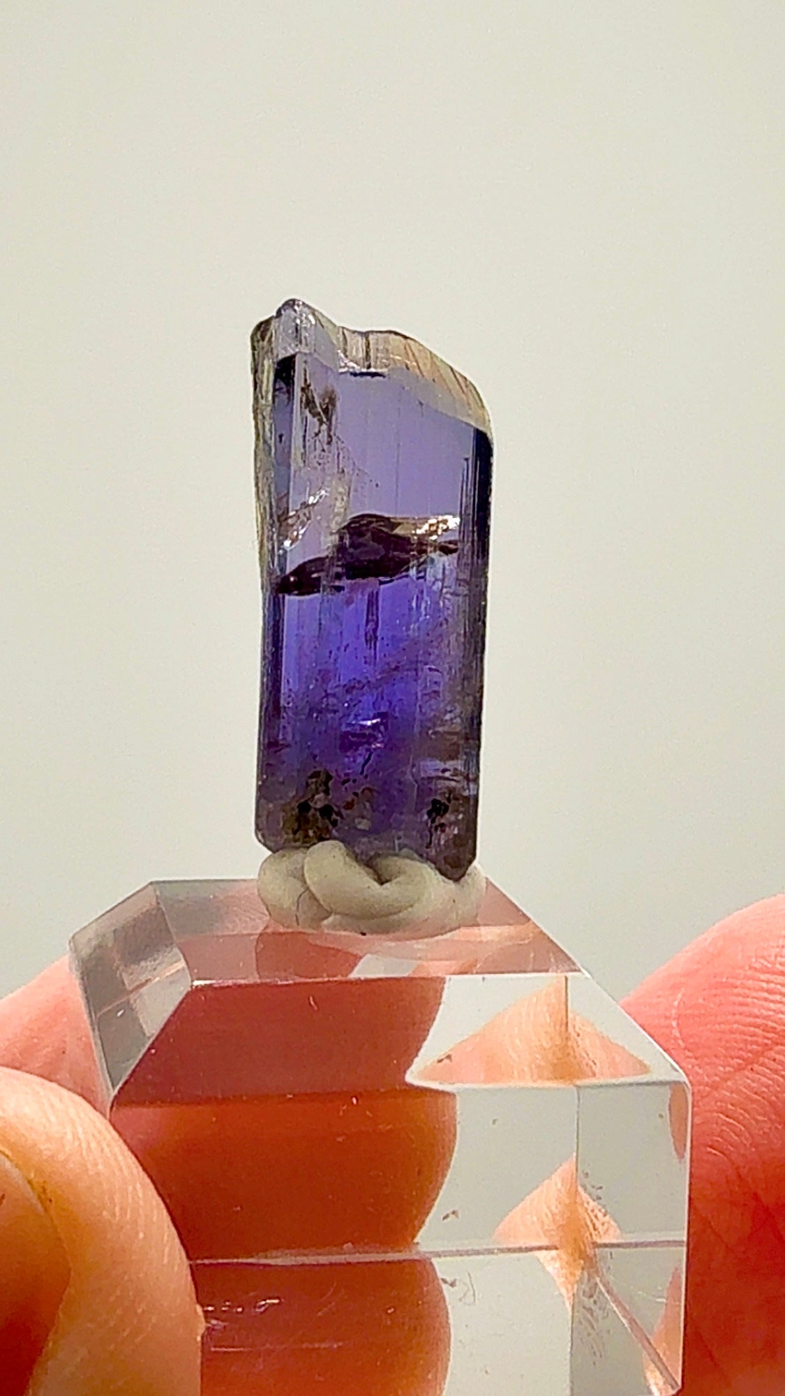 3.12 GRAMS OF NATURAL TANZANITE FIRE