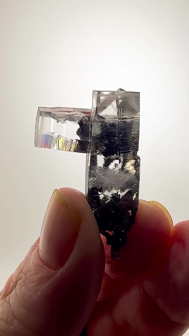 OPTICAL CLARITY MEETS MANGANESE CHAOS
