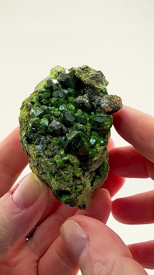 DEMANTOID GREEN THAT ABSOLUTELY GLOWS