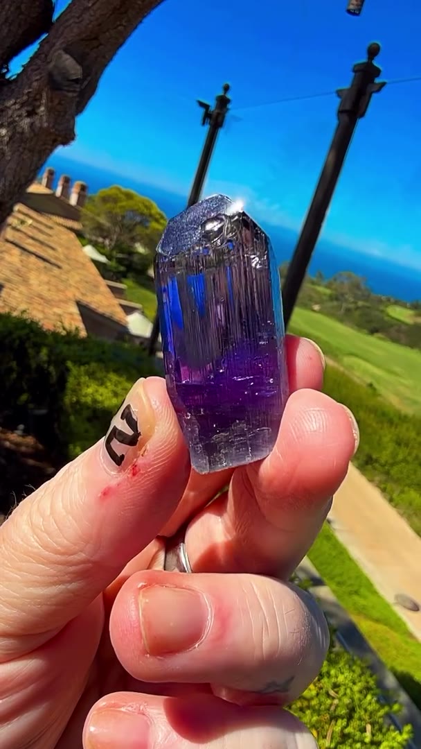 TANZANITE IN THE SUNSHINE… THIS IS WHY I LOVE PLEOCHROISM