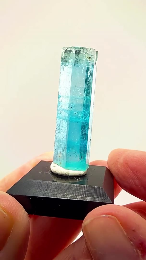 VIETNAM AQUAMARINE — PLEOCHROISM ON FULL DISPLAY