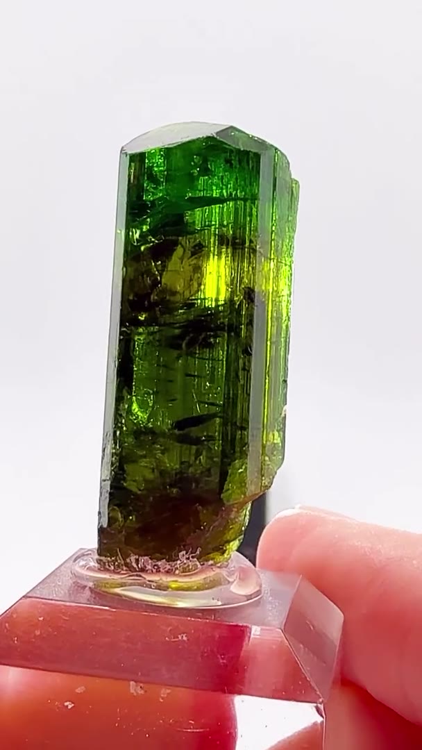 EXTRAORDINARY ELECTRIC GREEN CHROME TOURMALINE