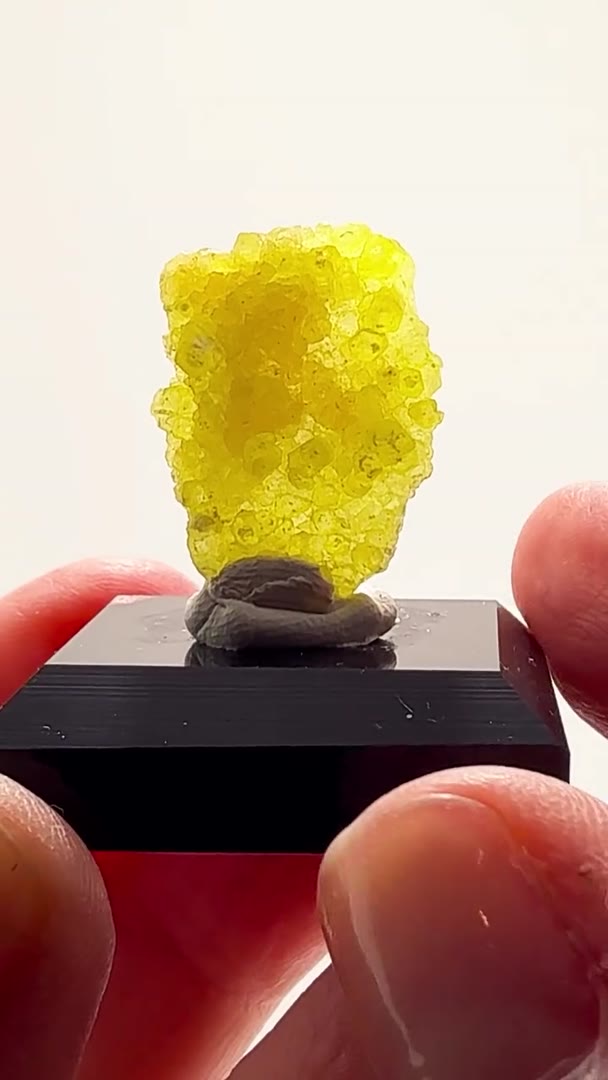 ETTRINGITE GLOW FROM SOUTH AFRICA