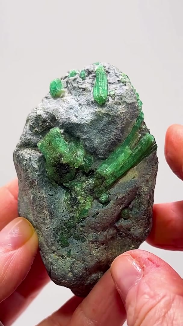 AUSTRALIAN EMERALD WITH CHARACTER