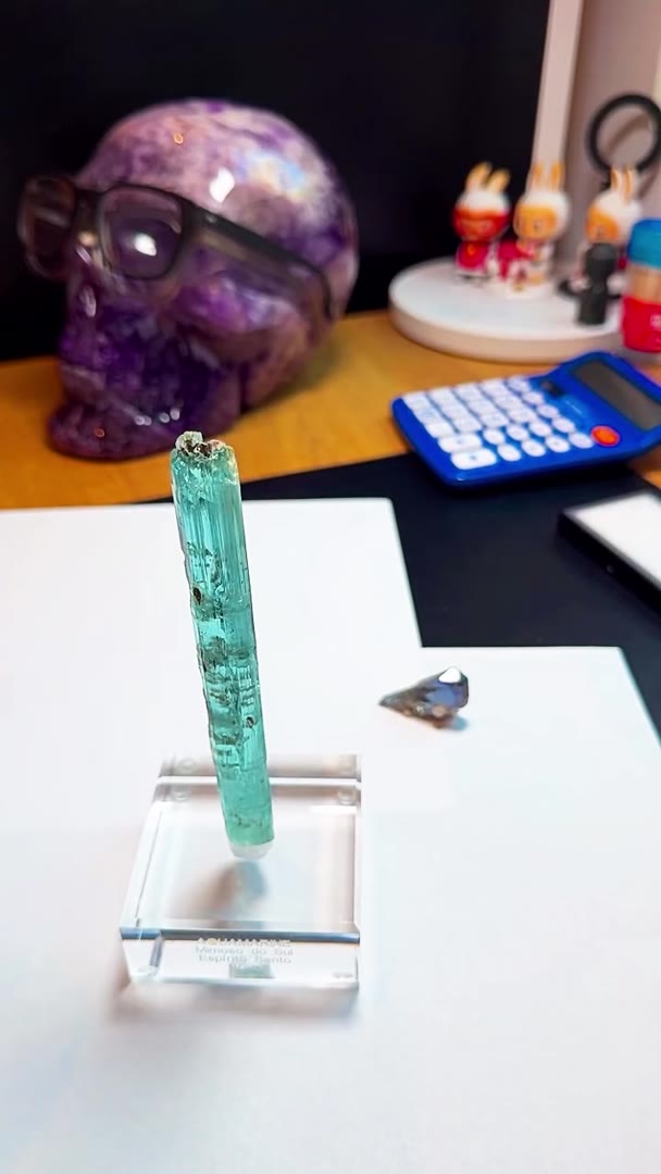 MORNING COFFEE WITH A 13 CM BRAZILIAN AQUAMARINE