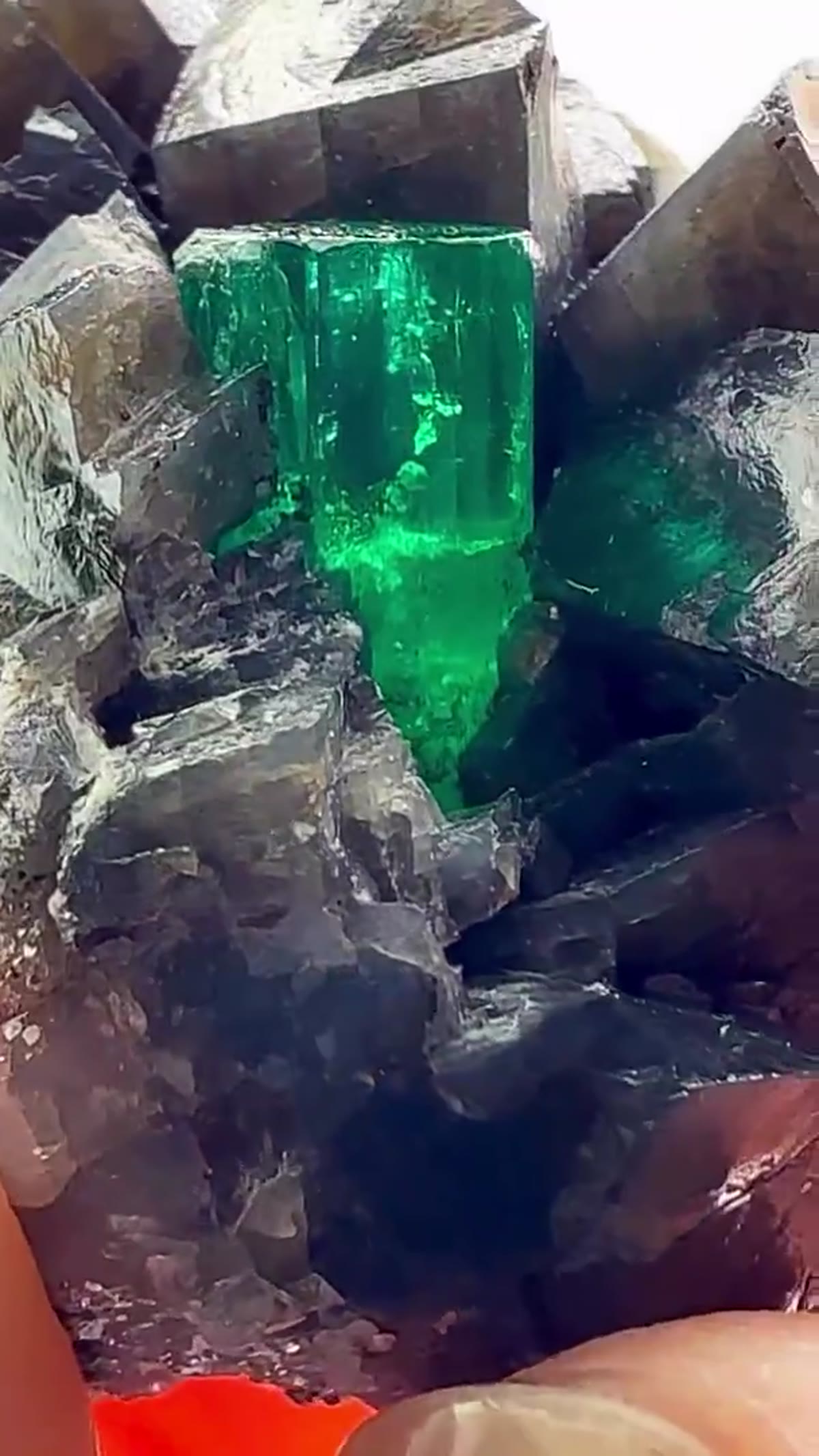 Emerald Specimen, 116.30 ct - view 2