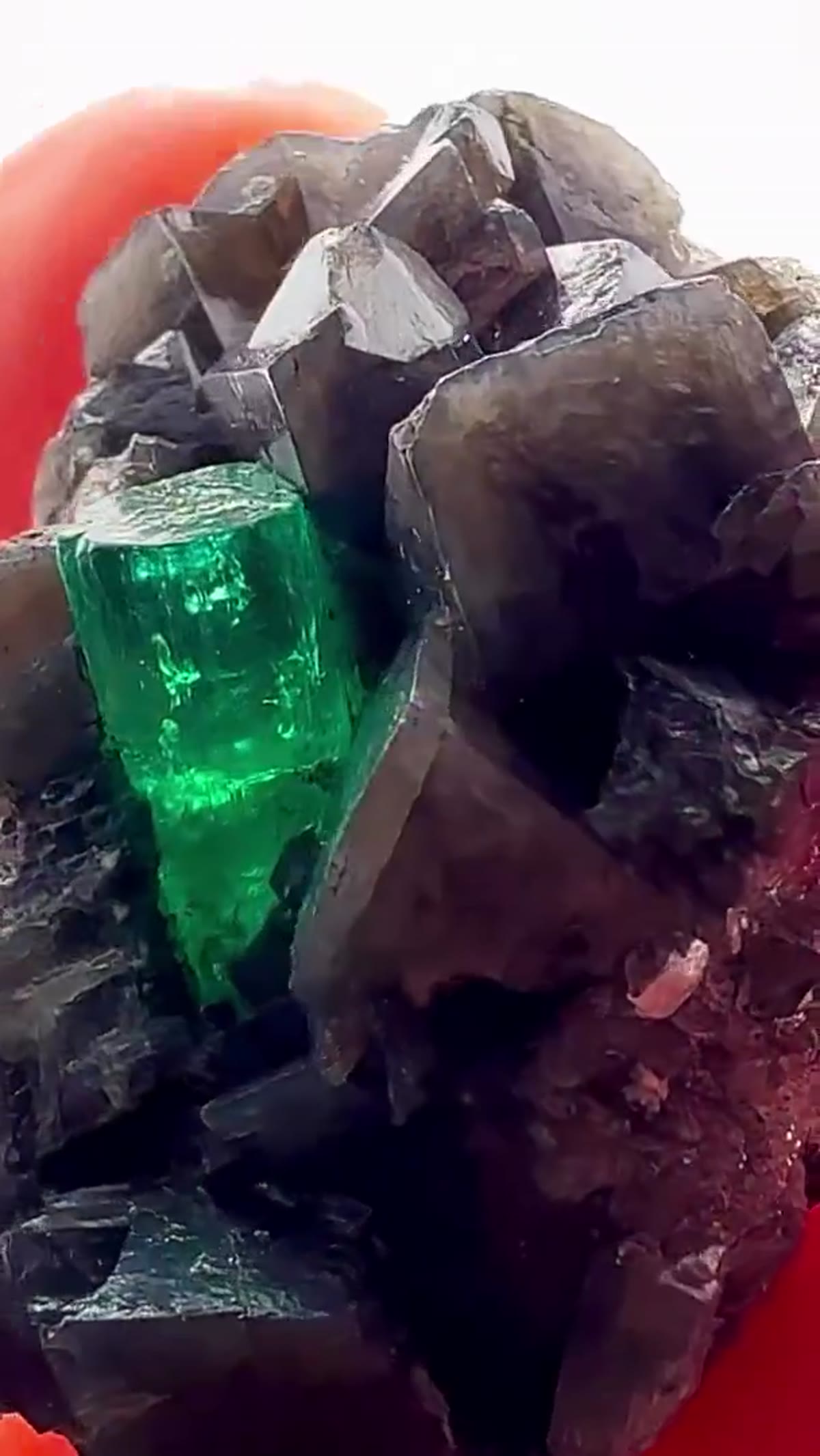 Emerald Specimen, 116.30 ct - view 3