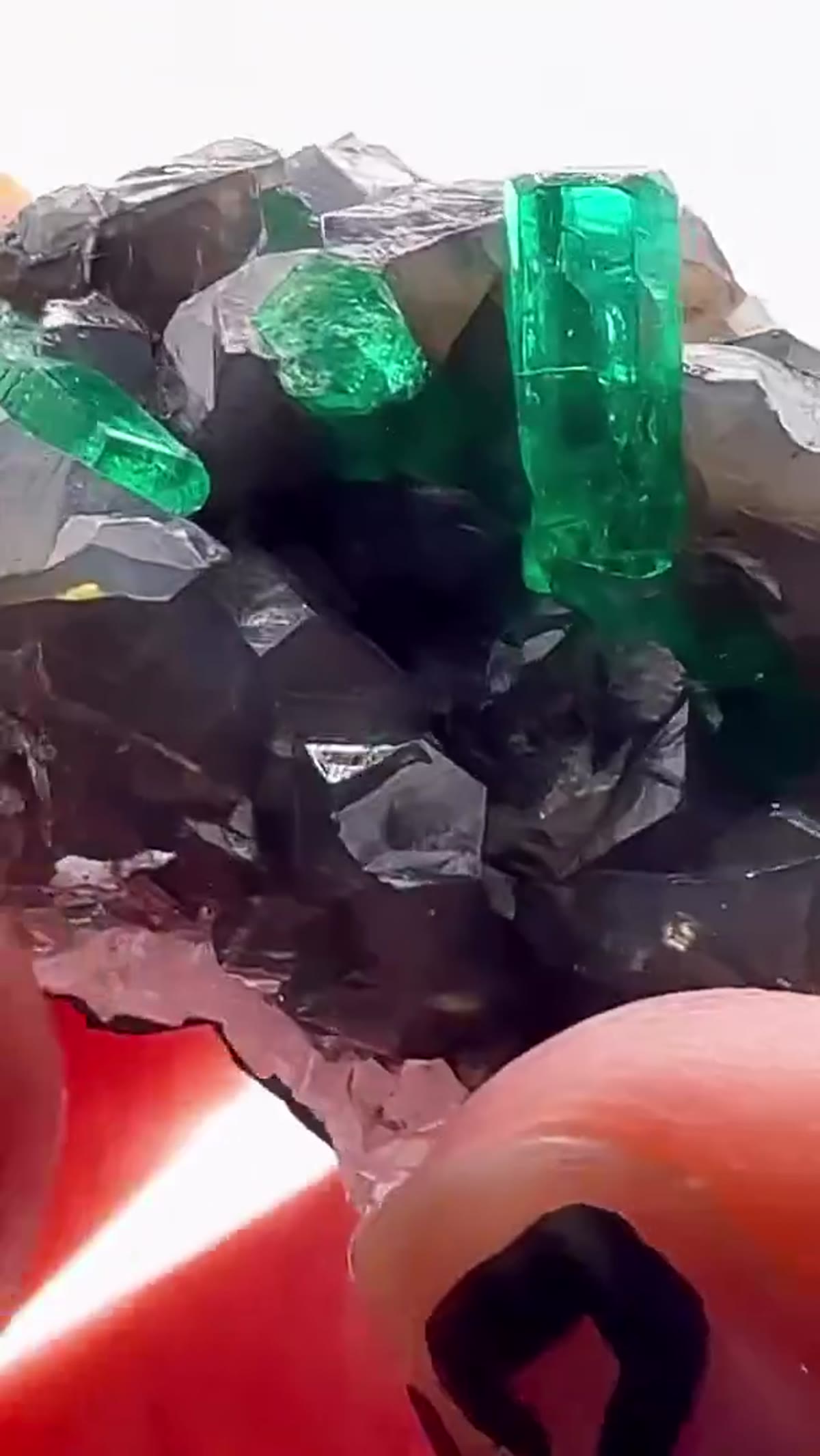Emerald Specimen, 128 ct - view 3