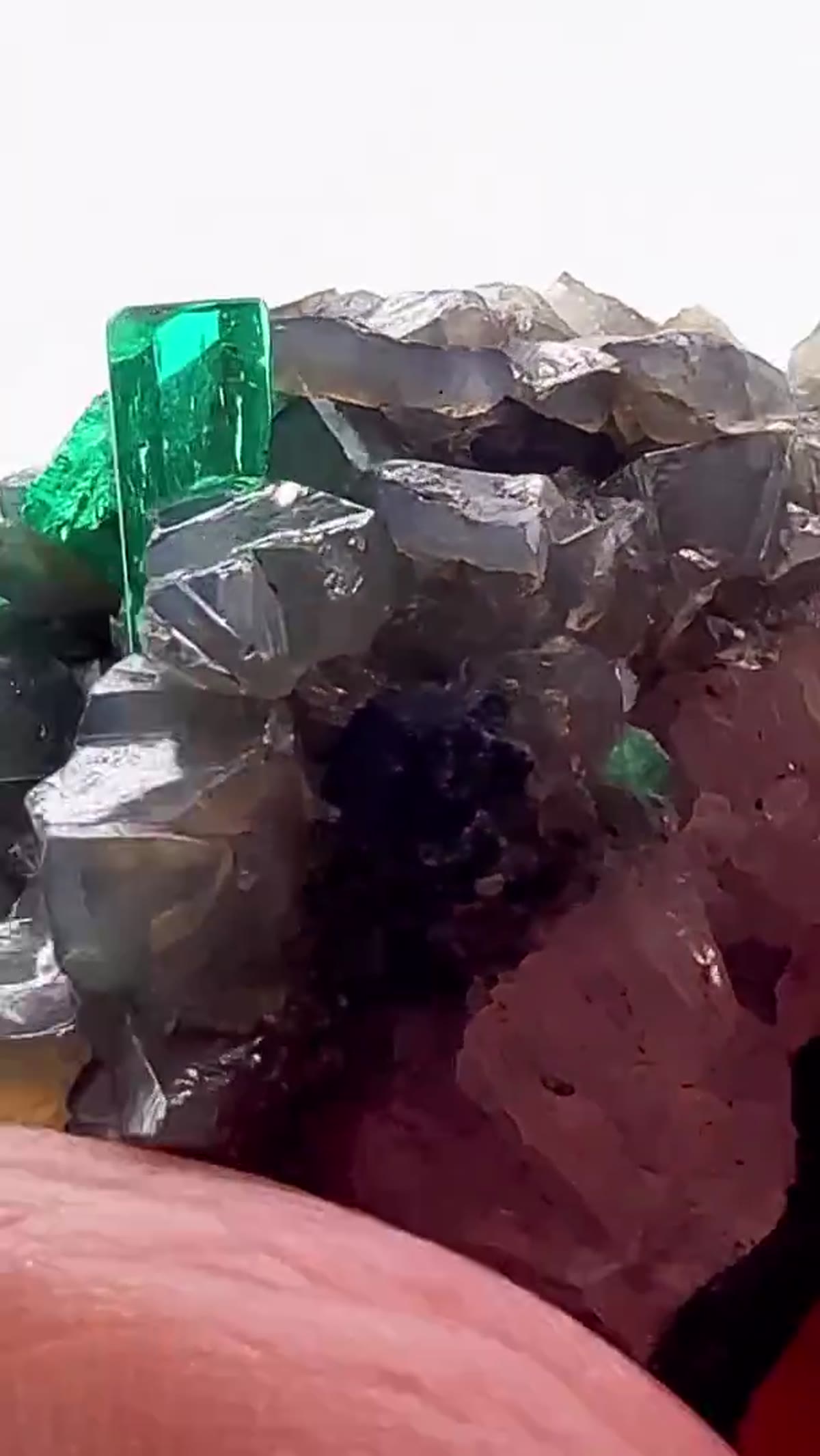 Emerald Specimen, 128 ct - view 4