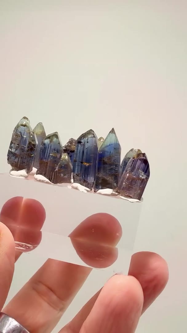 33.5 GRAMS OF NATURAL TANZANITE FIRE