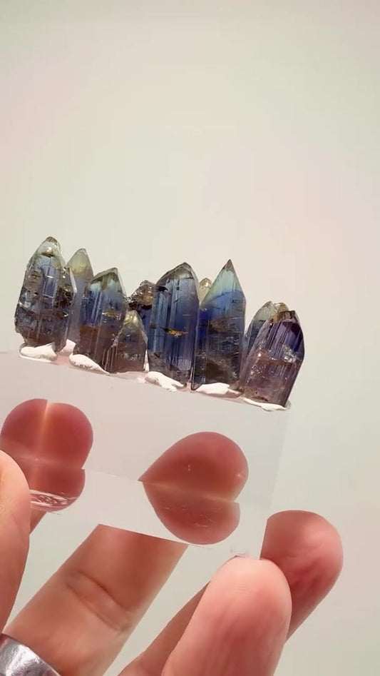 33.5 GRAMS OF NATURAL TANZANITE FIRE