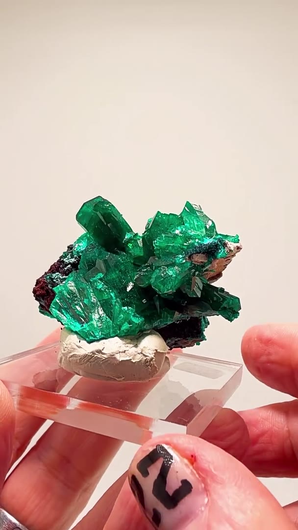 DIOPTASE DRIPPING IN GREEN