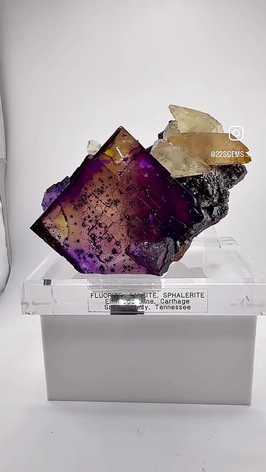 ELMWOOD MAGIC… FLUORITE WITH GEM CALCITES!