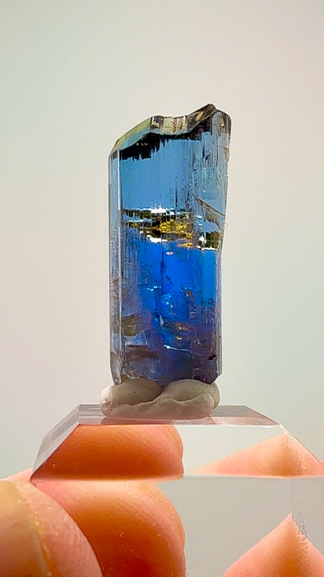 3.12 GRAMS OF NATURAL TANZANITE FIRE