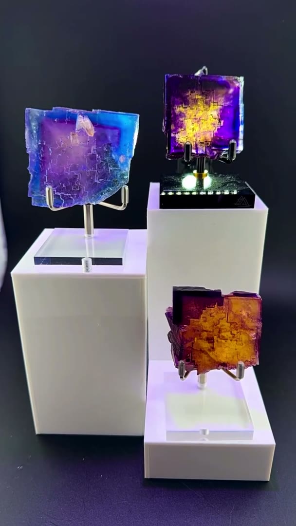 ILLINOIS GLASS ON FULL DISPLAY